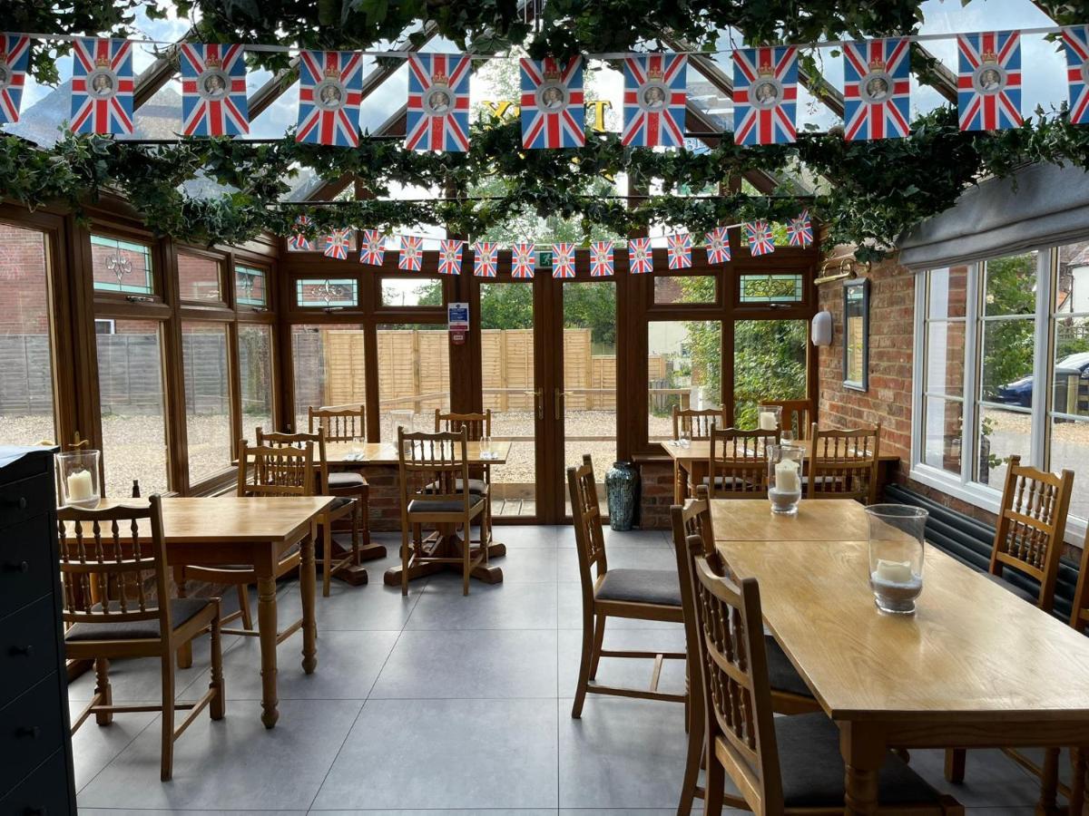 The Six Bells Hotel Beenham Exterior foto